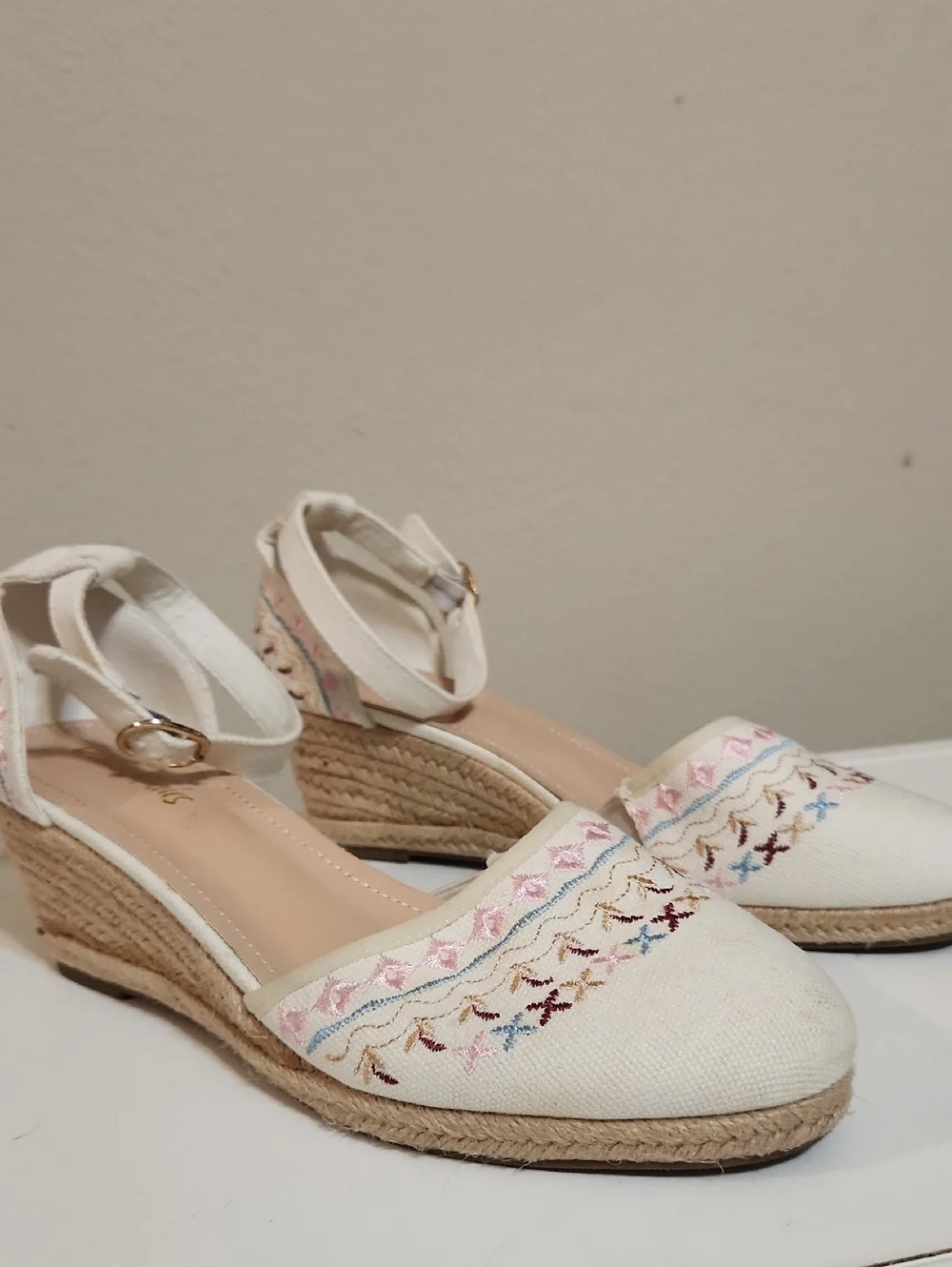 Dream Pairs size 10 Cream Embroidered Espadrille Wedges with Pink Accents